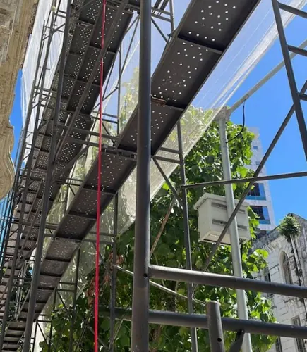 Andaime montado em obra de revitalização no centro de Recife — Prático Locações