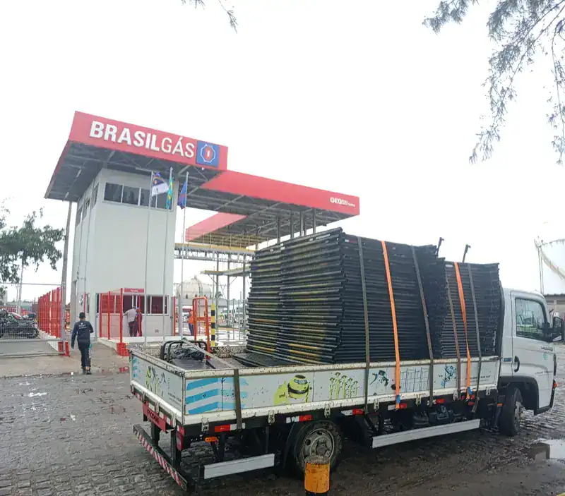 Caminhão da Prático Locações entregando andaimes em obra no polo industrial de Suape