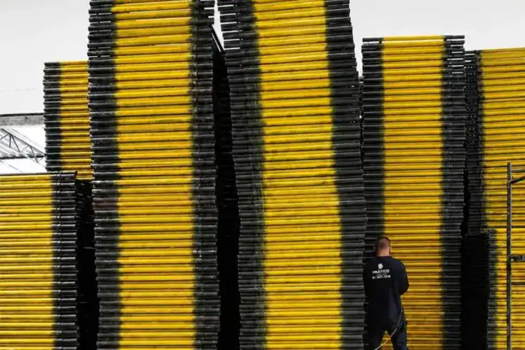 Frota de andaimes e equipamentos da Prático Locações no galpão da Várzea, que atende Camaragibe