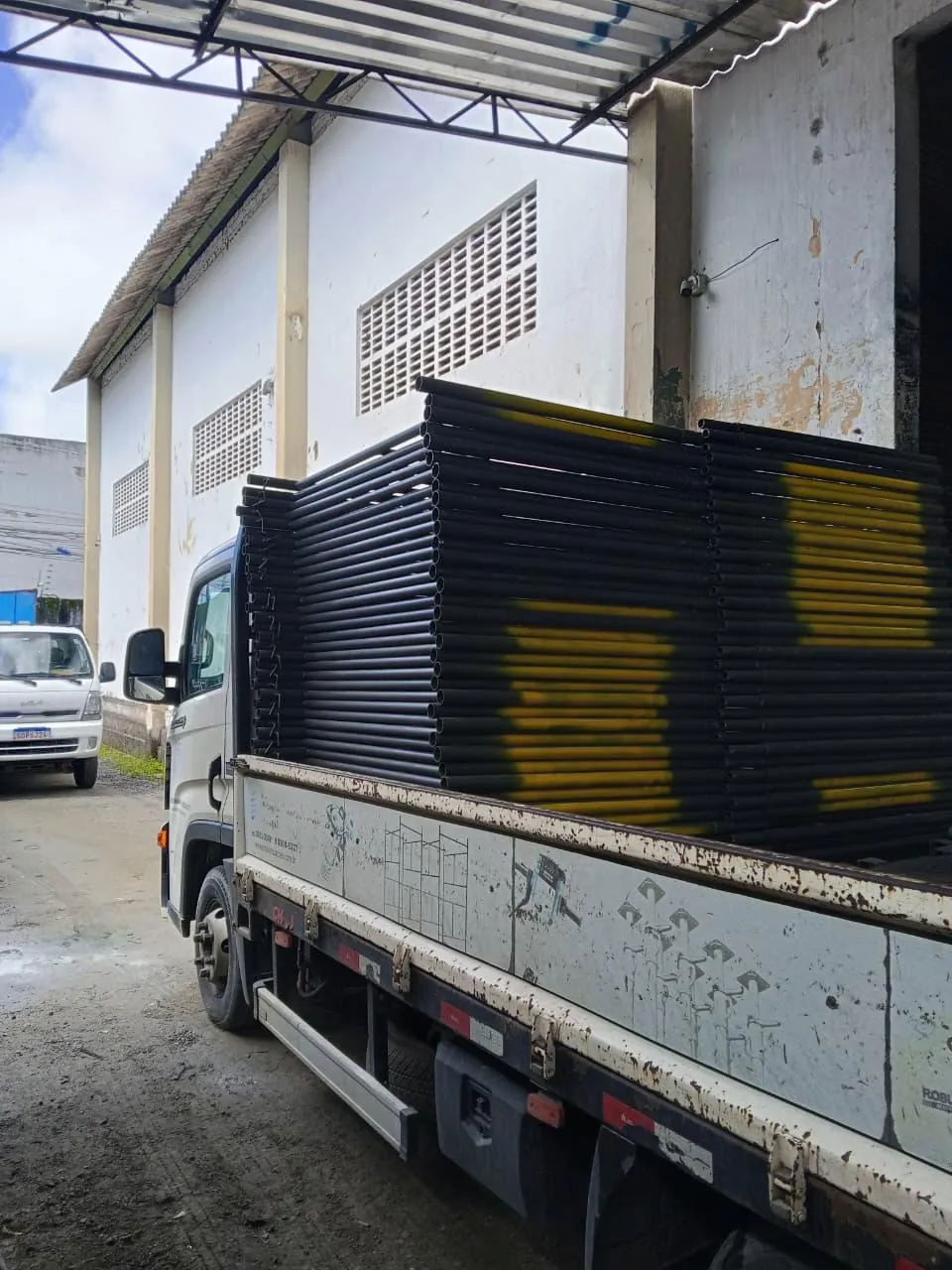 Caminhão da Prático Locações carregado com quadros de andaime tubular saindo para entrega em Recife