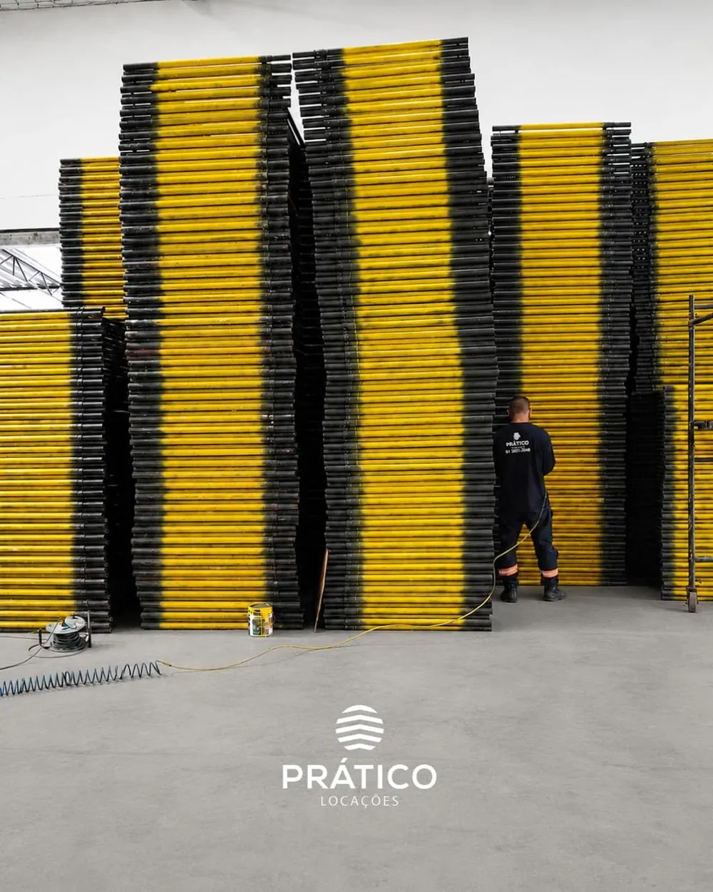 Pilhas de quadros de andaime tubular no galpão da Prático Locações em Recife