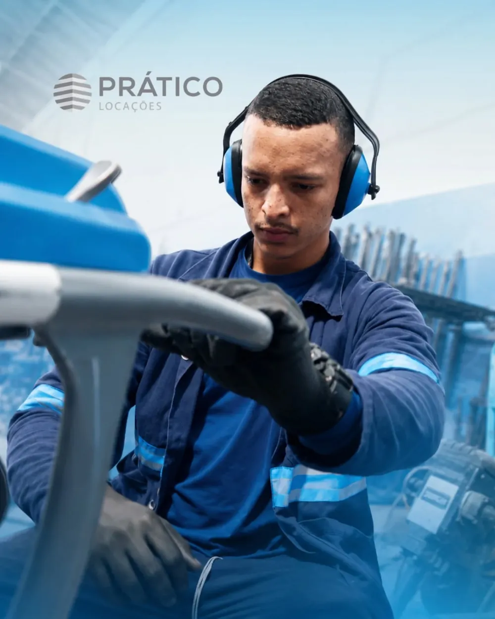 Técnico da Prático Locações com EPIs realizando inspeção completa de equipamento antes da locação