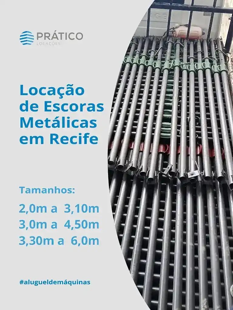 Escoras metálicas reguláveis de 2 a 6 metros empilhadas no pátio da Prático Locações em Recife