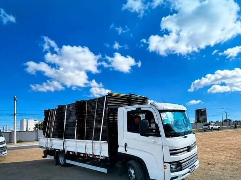 Caminhão novo da Prático carregado de andaimes para entrega