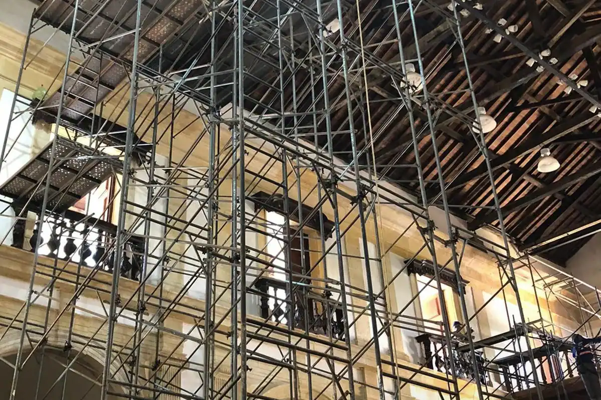 Andaime tubular montado em obra para acesso seguro em altura