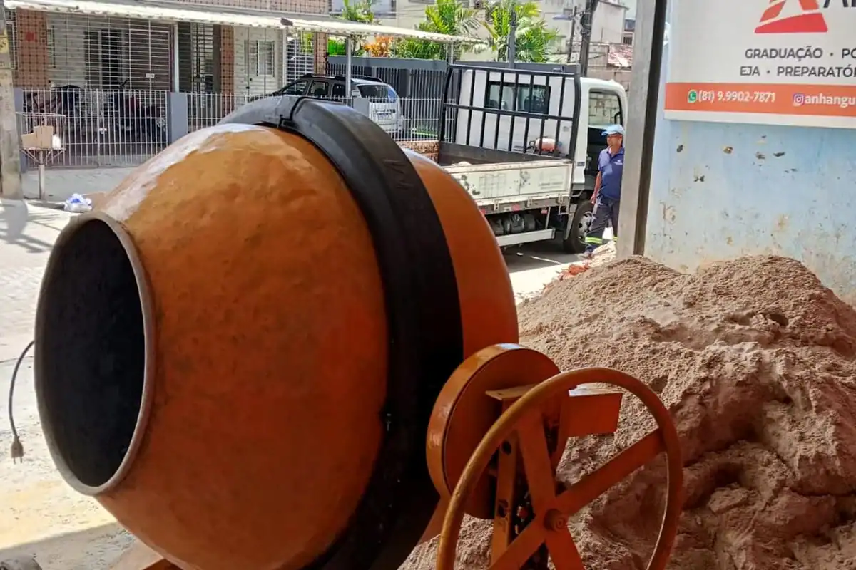 Betoneira preparando concreto em canteiro de obra