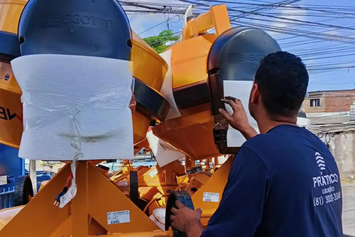 Preparo de concreto com betoneira em obra