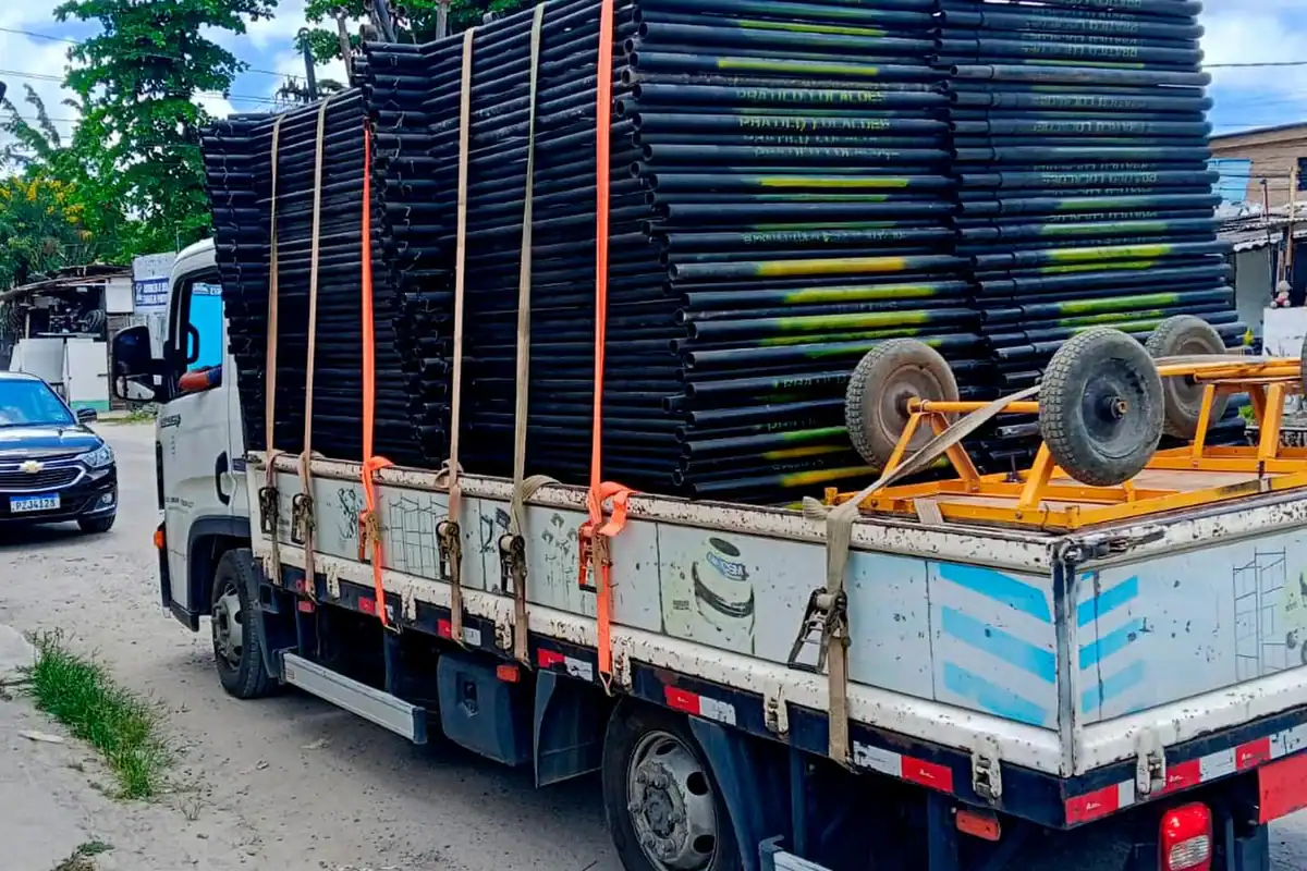 Caminhão carregado com material para a obra