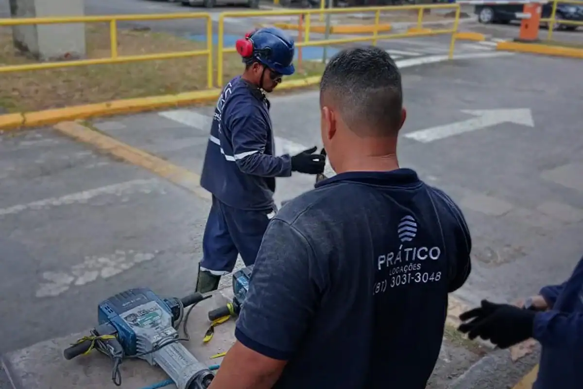 Corte de piso em obra com cortadora e operador com EPI