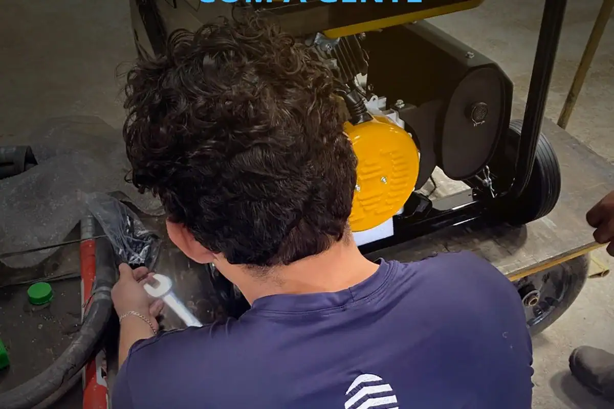 Profissional da Prático preparando equipamento em obra