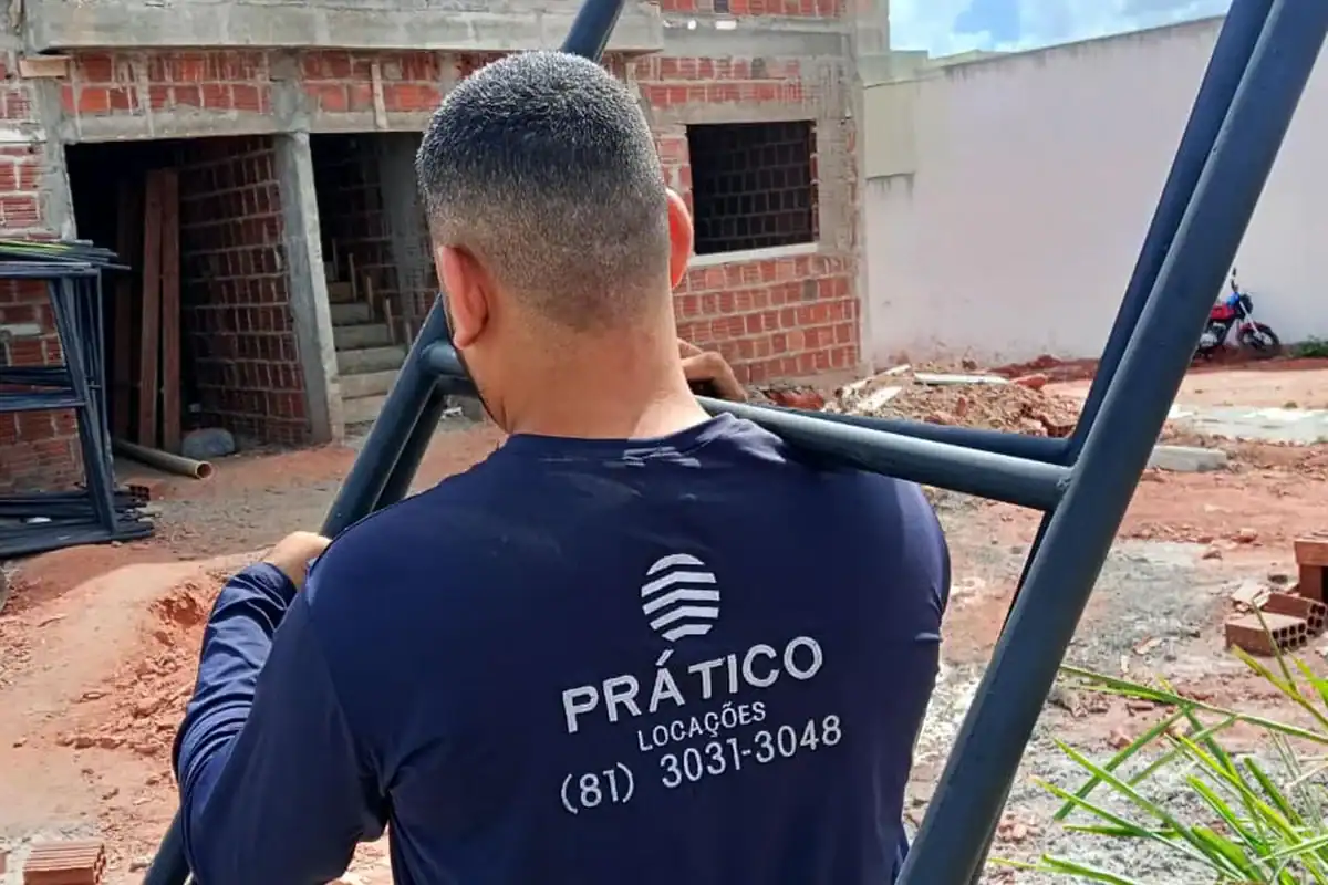 Escora metálica em uso no canteiro de obra