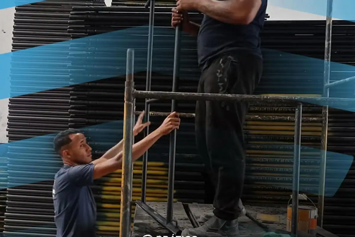 Montagem de escoramento pela equipe em obra