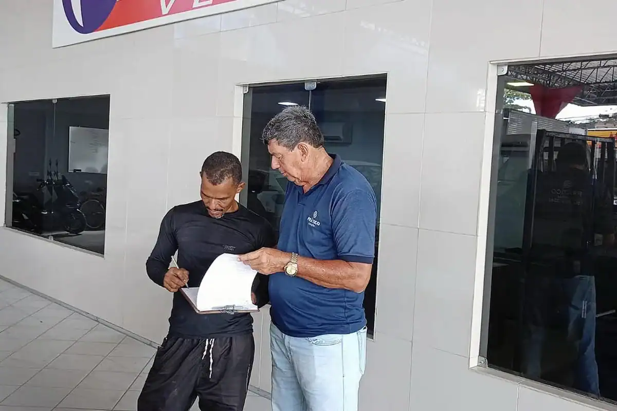 Atendimento e entrega de equipamento a cliente da Prático Locações