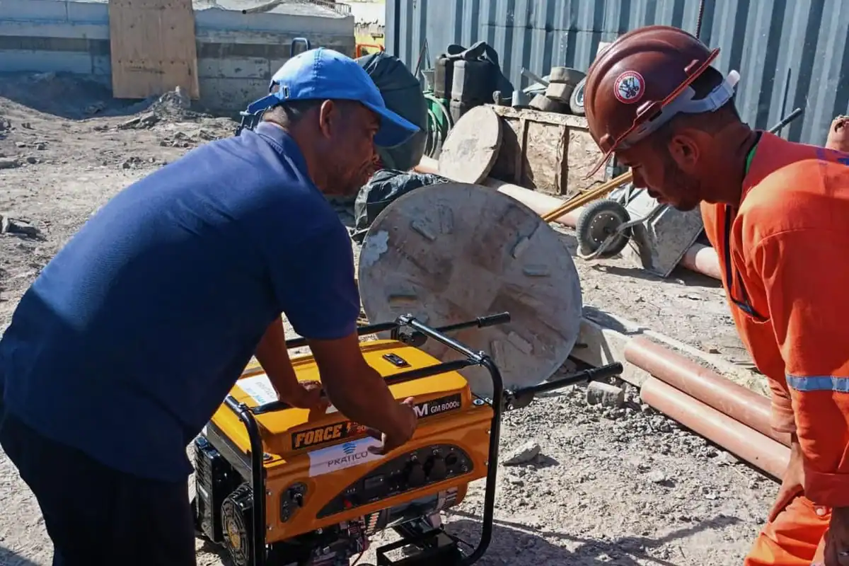 Gerador alimentando ferramentas em canteiro de obra no Recife
