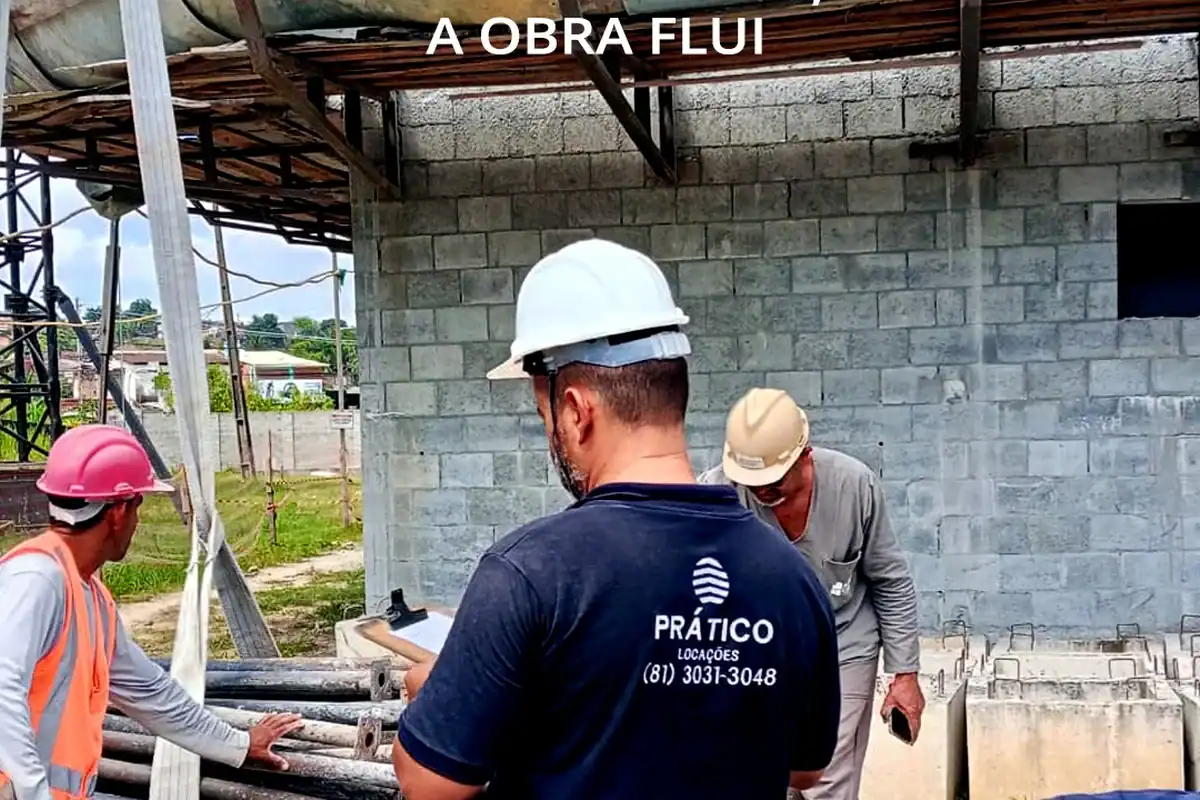 Obra em andamento com equipe da Prático no Recife