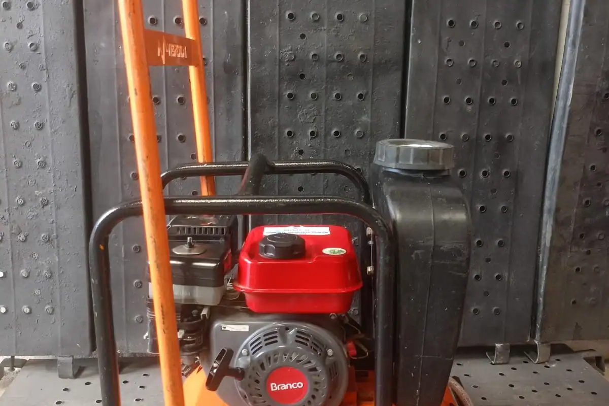 Placa vibratória com motor a gasolina para compactação