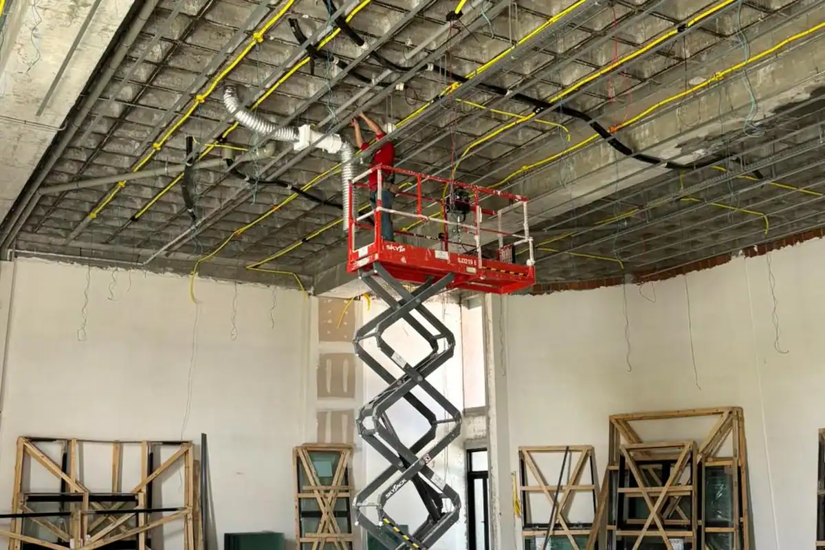 Plataforma tesoura em uso no interior de uma obra
