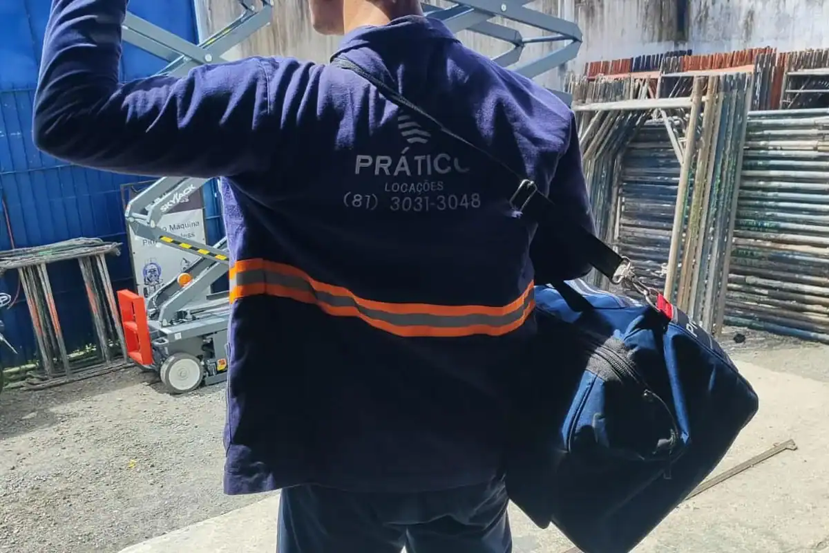 Plataforma elevatória tesoura no canteiro de obra