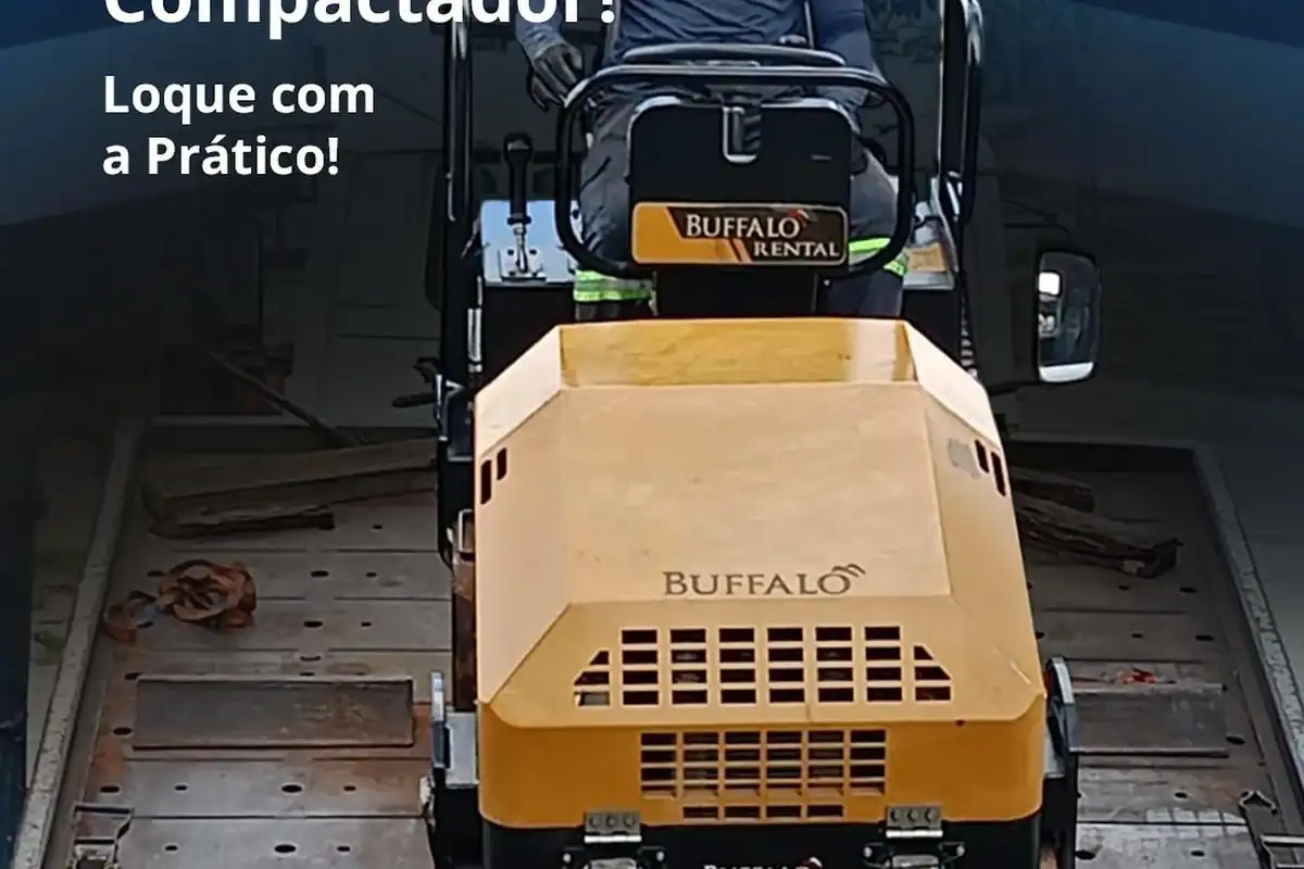 Rolo compactador sendo preparado para a obra
