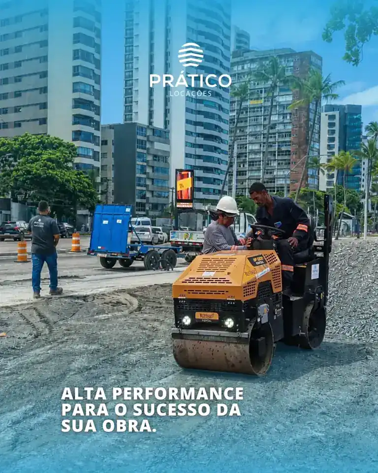 Mini rolo compactador da Prático Locações trabalhando em obra na orla de Boa Viagem, Recife