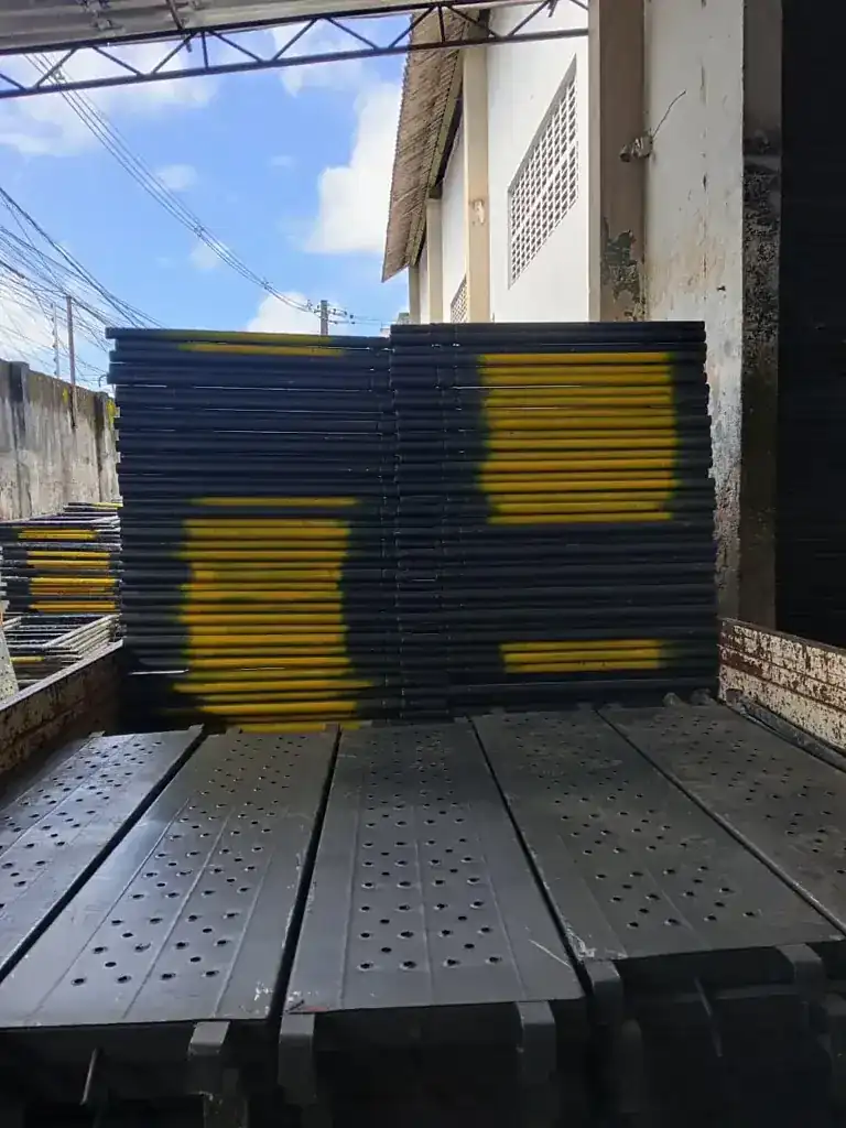 Pisos metálicos antiderrapantes para andaime tubular carregados no caminhão da Prático Locações em Recife