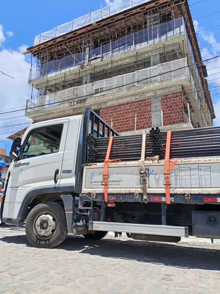 Caminhão da Prático carregado com andaimes em Recife