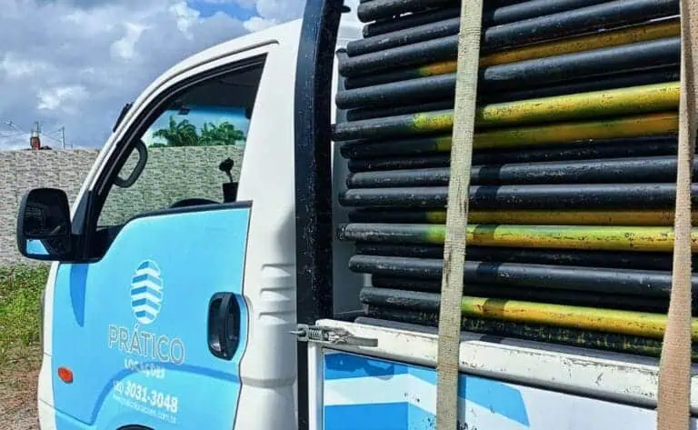 Andaimes amarrados no caminhão da Prático para entrega