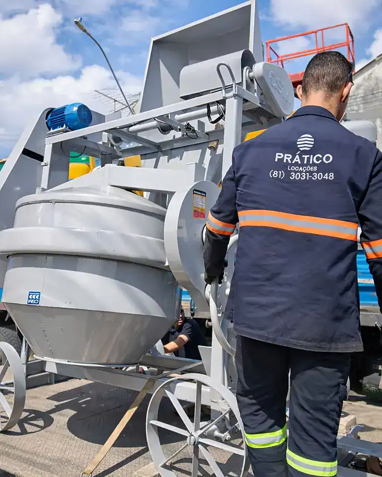 Betoneira de 600 litros com carregador da frota da Prático Locações em Recife