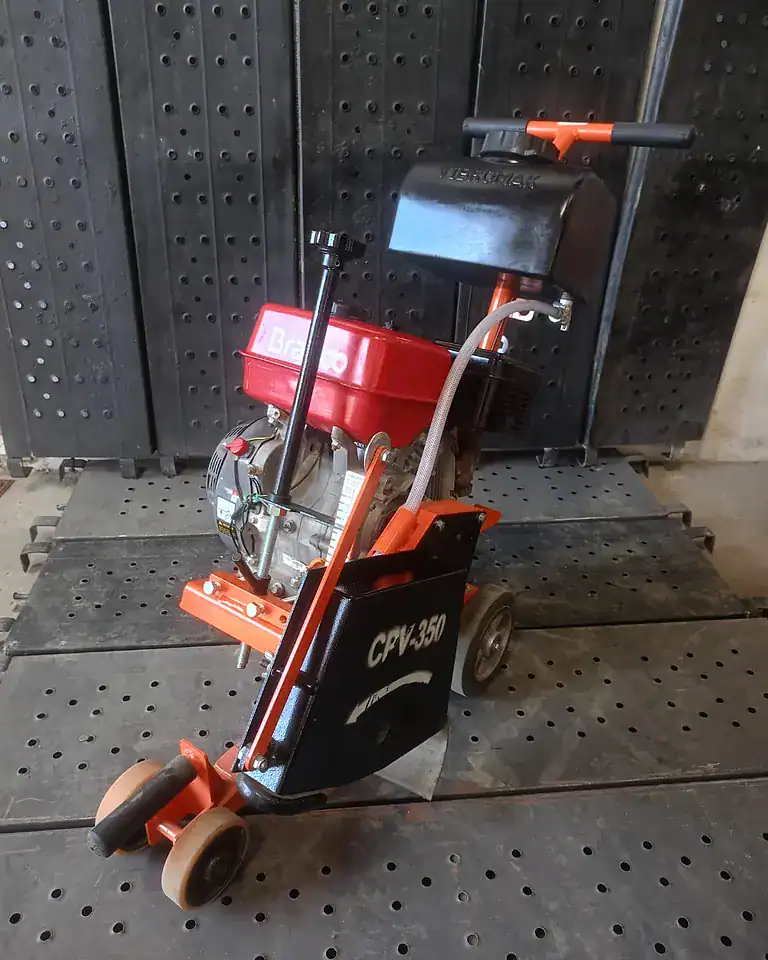 Cortadora de piso Vibromak CPV-350 com motor Branco da frota da Prático Locações em Recife