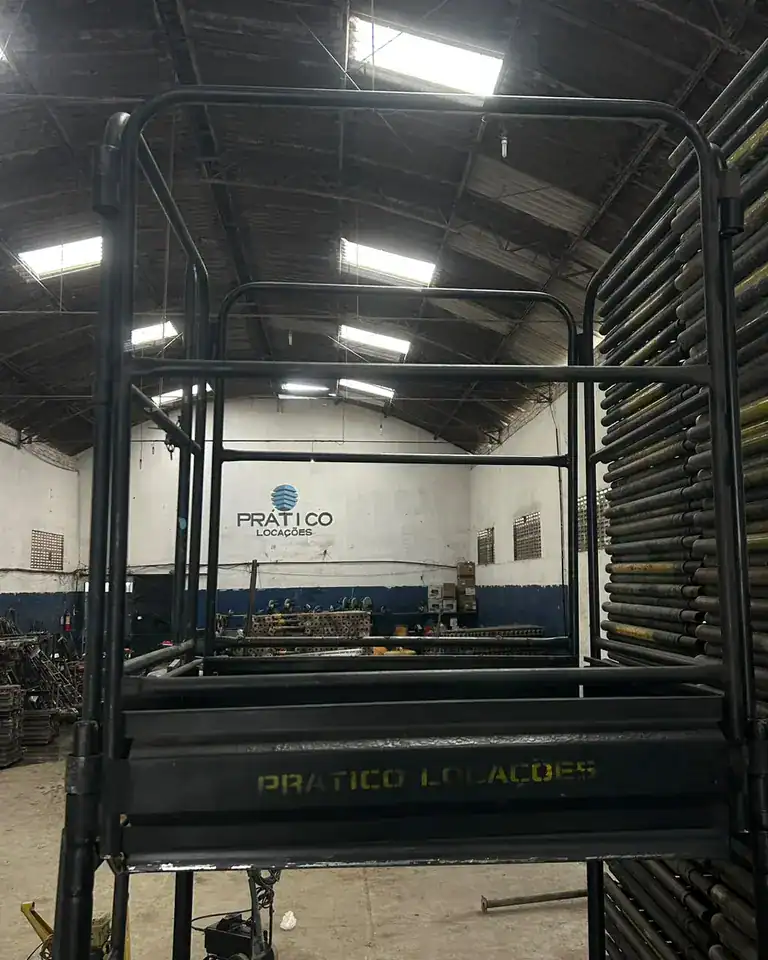 Painel guarda-corpo para andaime tubular da Prático Locações no galpão em Recife
