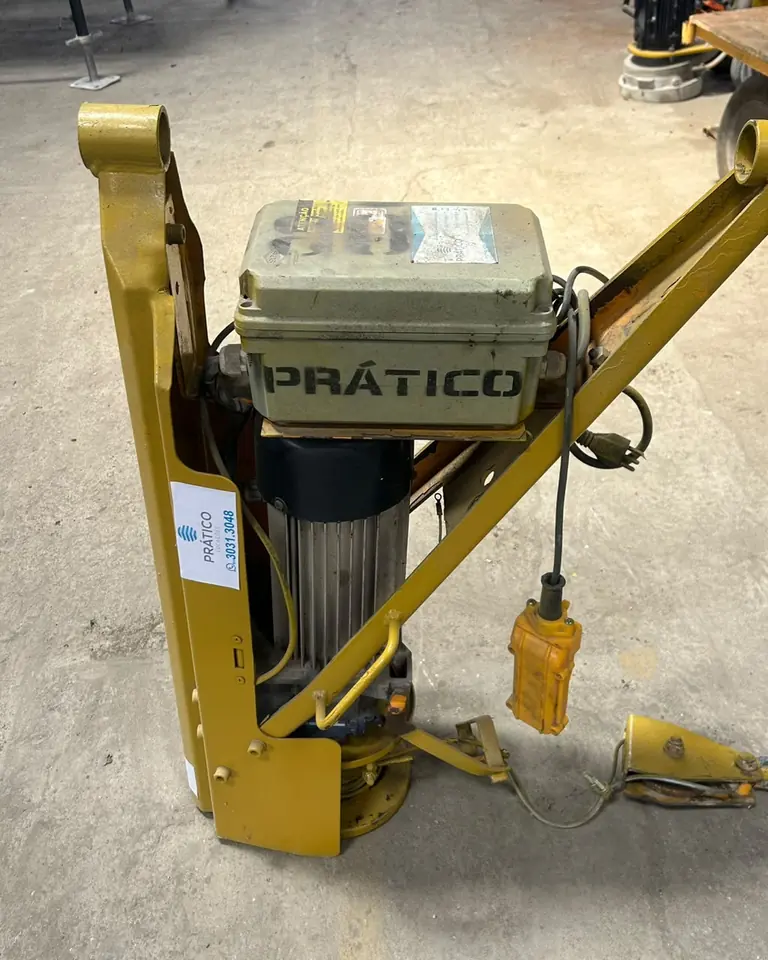 Guincho de coluna elétrico de 350 kg da frota da Prático Locações em Recife