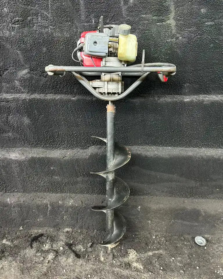Perfurador de solo a gasolina com trado helicoidal para aluguel em Recife