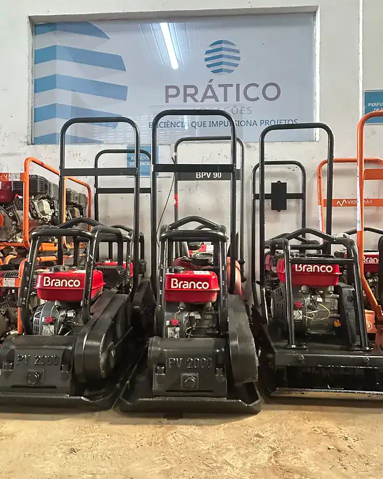 Placas vibratórias BPV 90 com motor Branco no galpão da Prático Locações em Recife