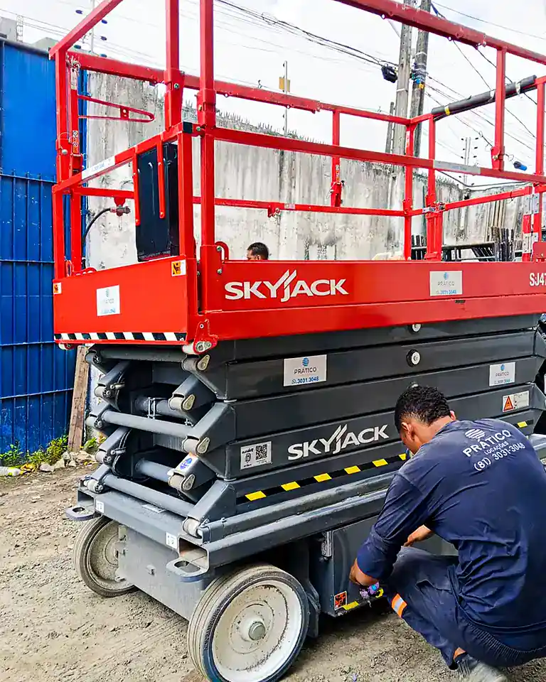 Plataforma elevatória tesoura Skyjack da Prático Locações sendo preparada para entrega em Recife