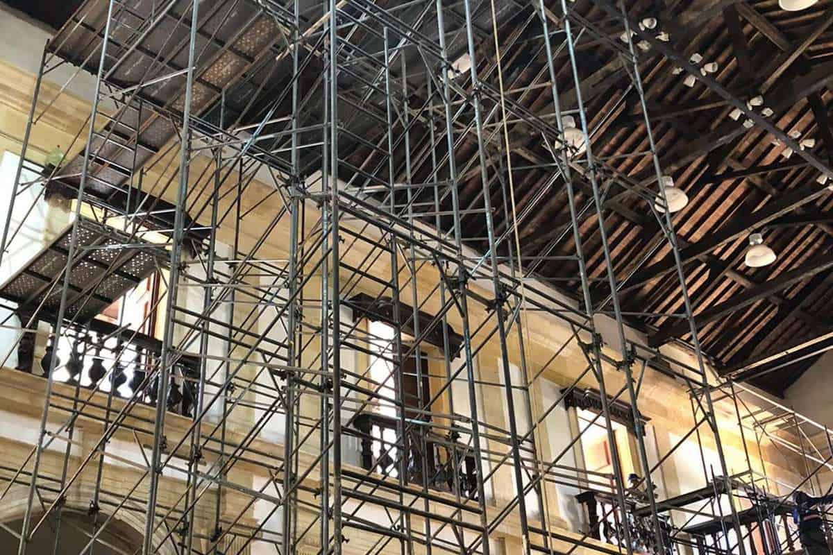 Torre de andaime tubular da Prático Locações montada em obra no Recife