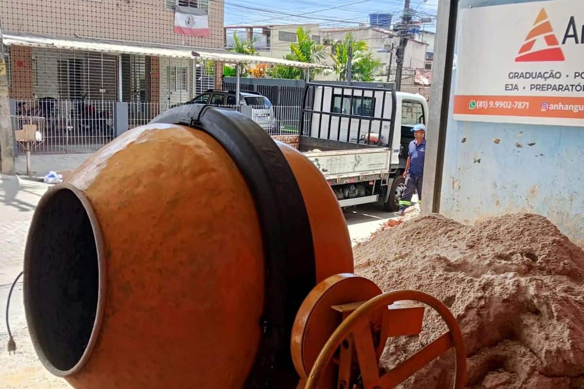 Betoneira da Prático Locações em uso em obra no Recife