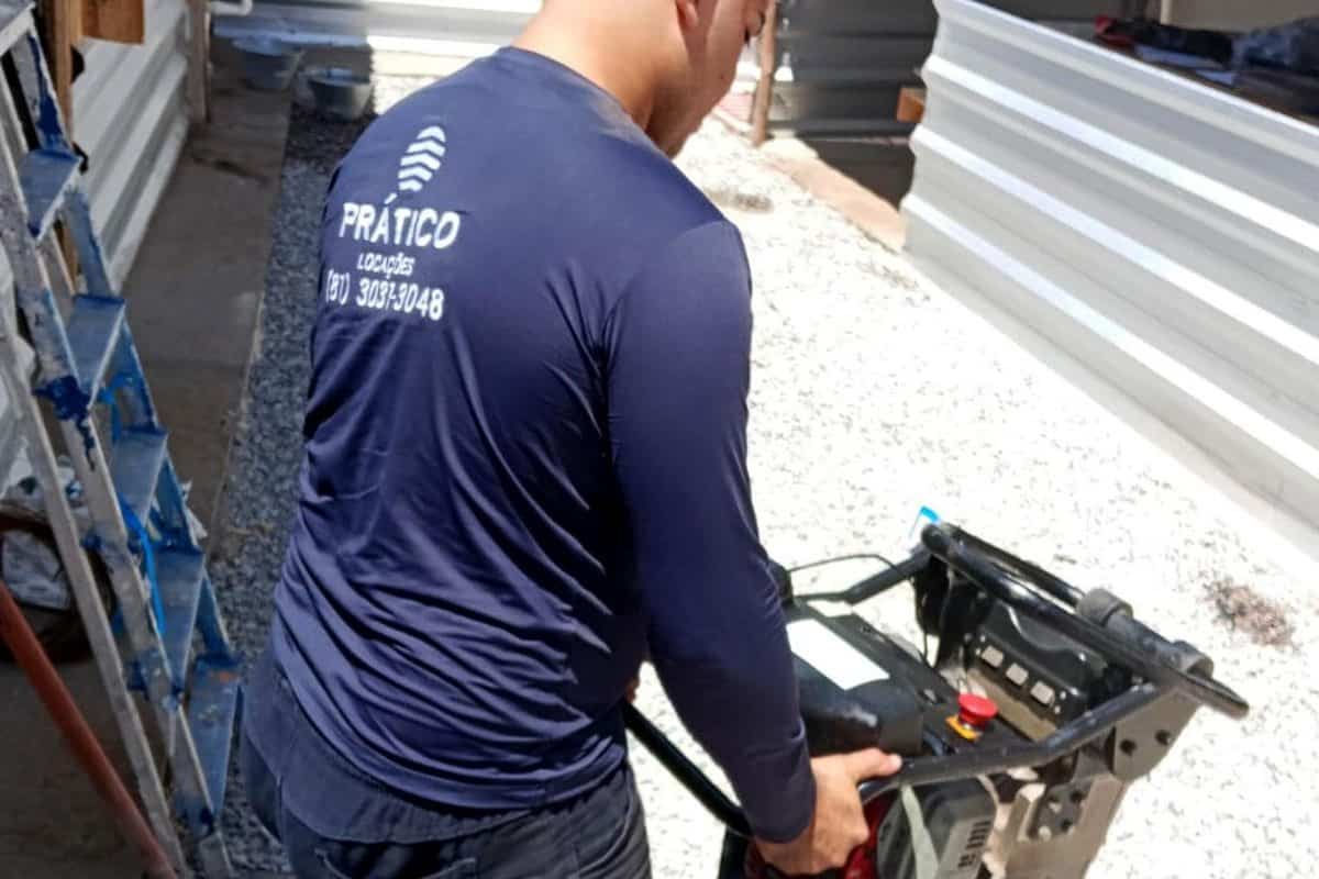 Compactador de percussão (sapo) da Prático Locações em uso em obra no Recife