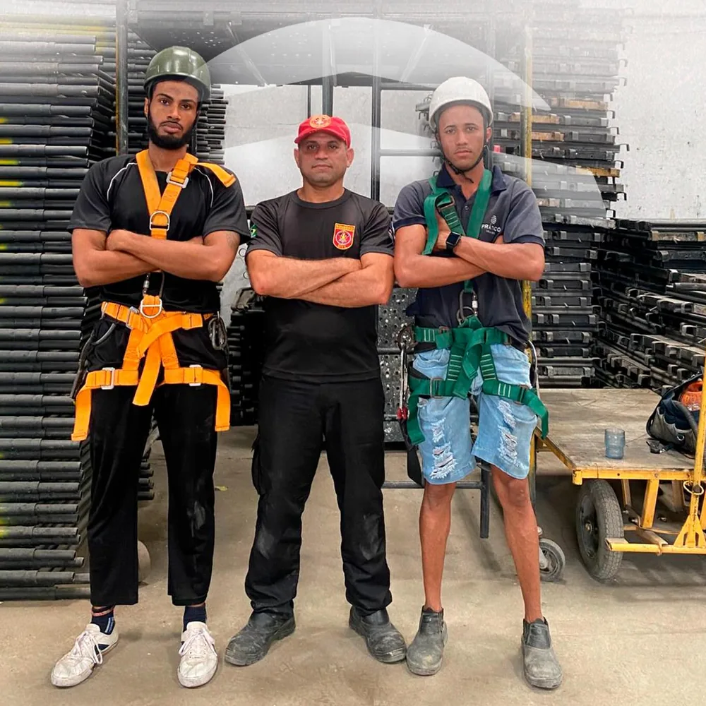 Equipe da Prático Locações com capacete e cinto de segurança para trabalho em altura (NR-35)