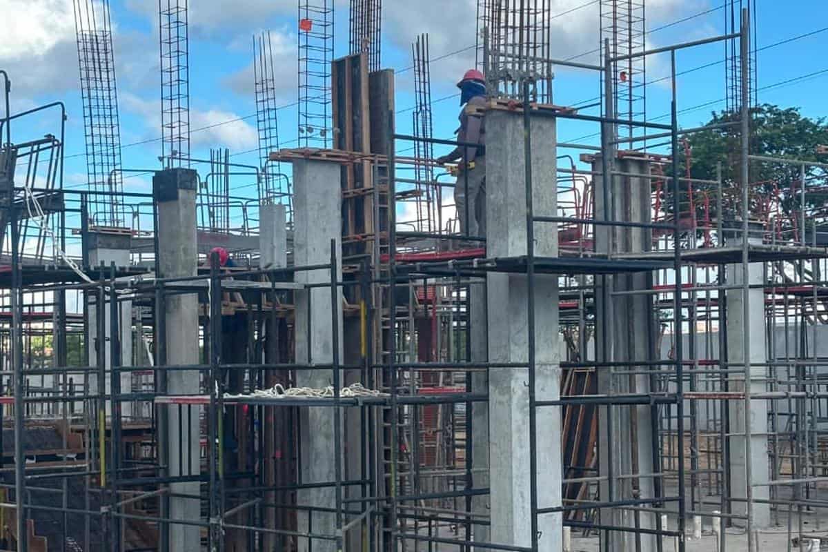 Escoramento metálico de laje com escoras e vigas da Prático Locações em obra no Recife