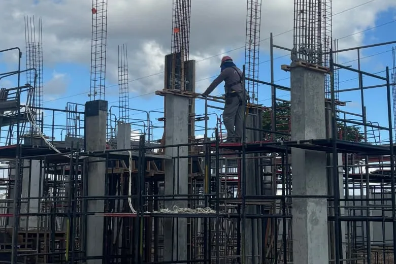 Andaime tubular montado em obra de estrutura de concreto, com trabalho em altura nos pilares
