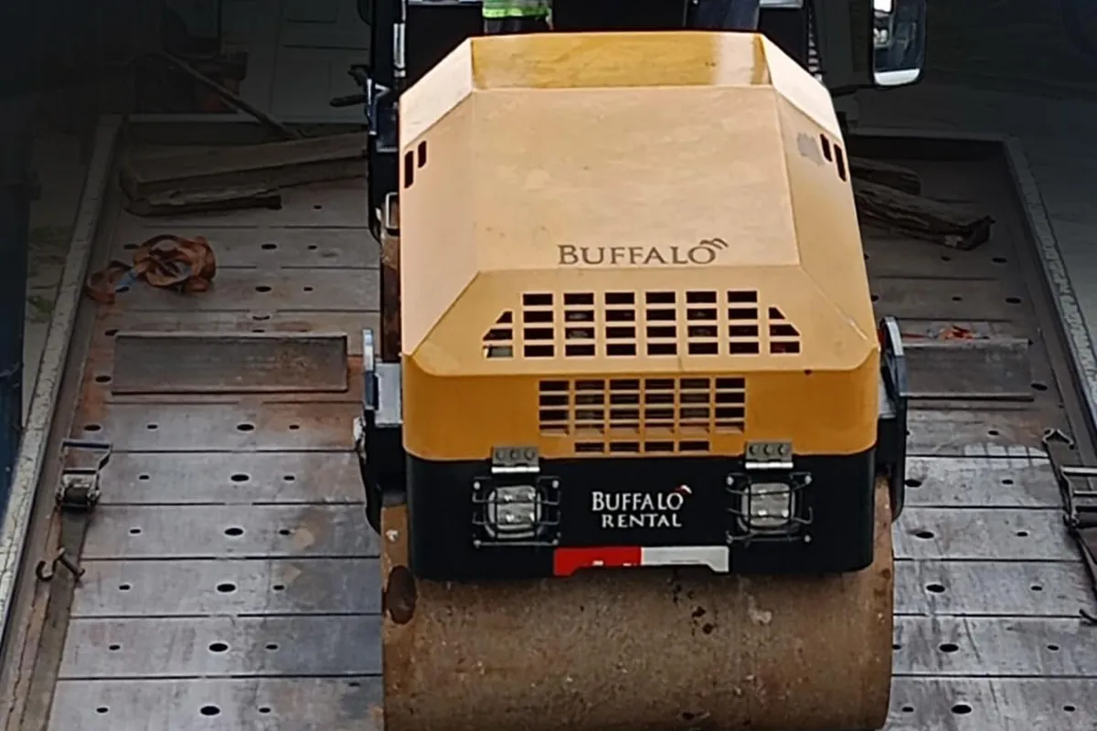 Rolo compactador sendo preparado para a obra
