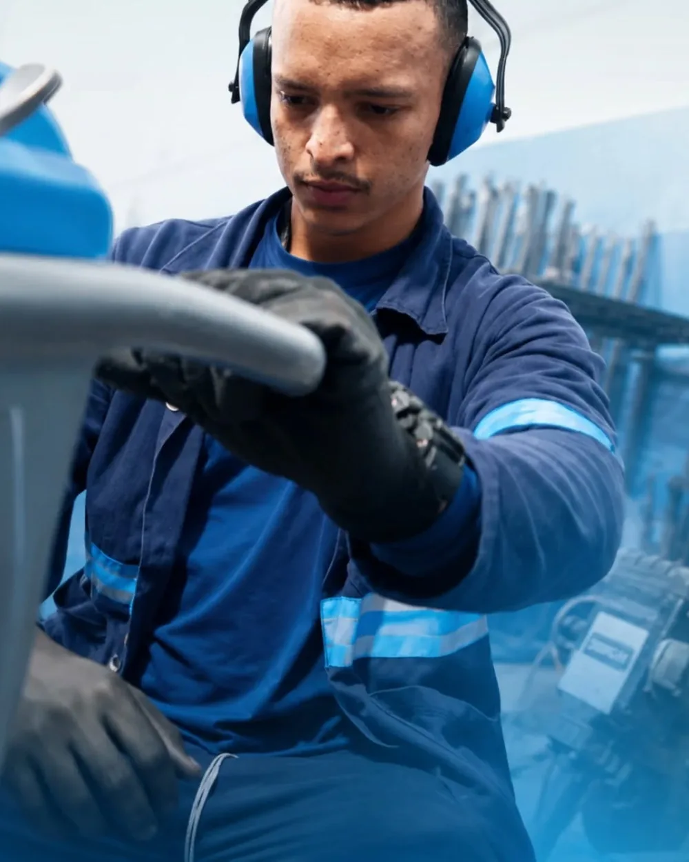 Técnico da Prático Locações com EPIs realizando inspeção completa de equipamento antes da locação