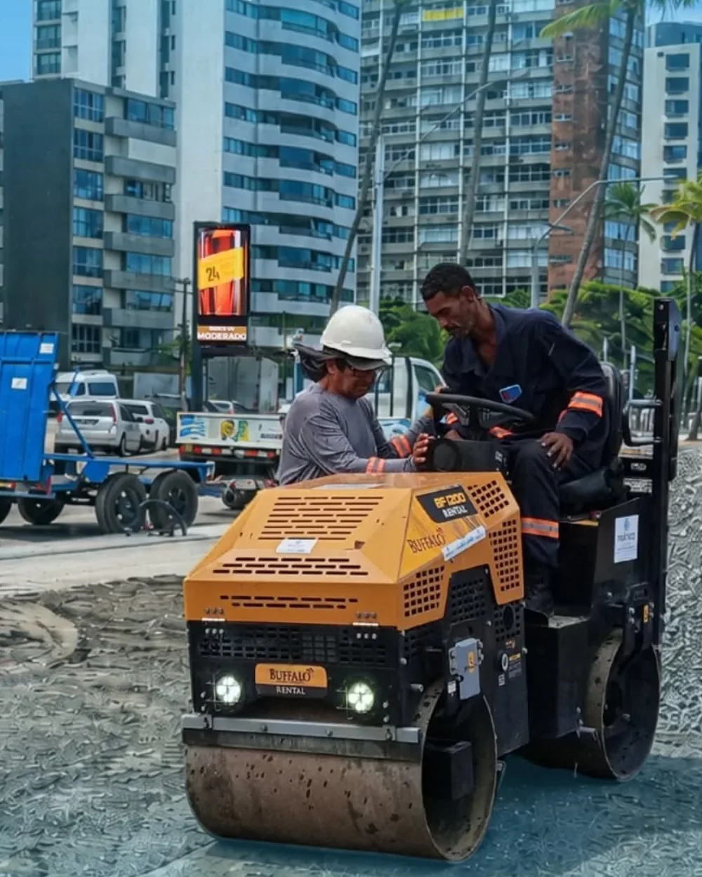 Mini rolo compactador da Prático Locações trabalhando em obra na orla de Boa Viagem, Recife