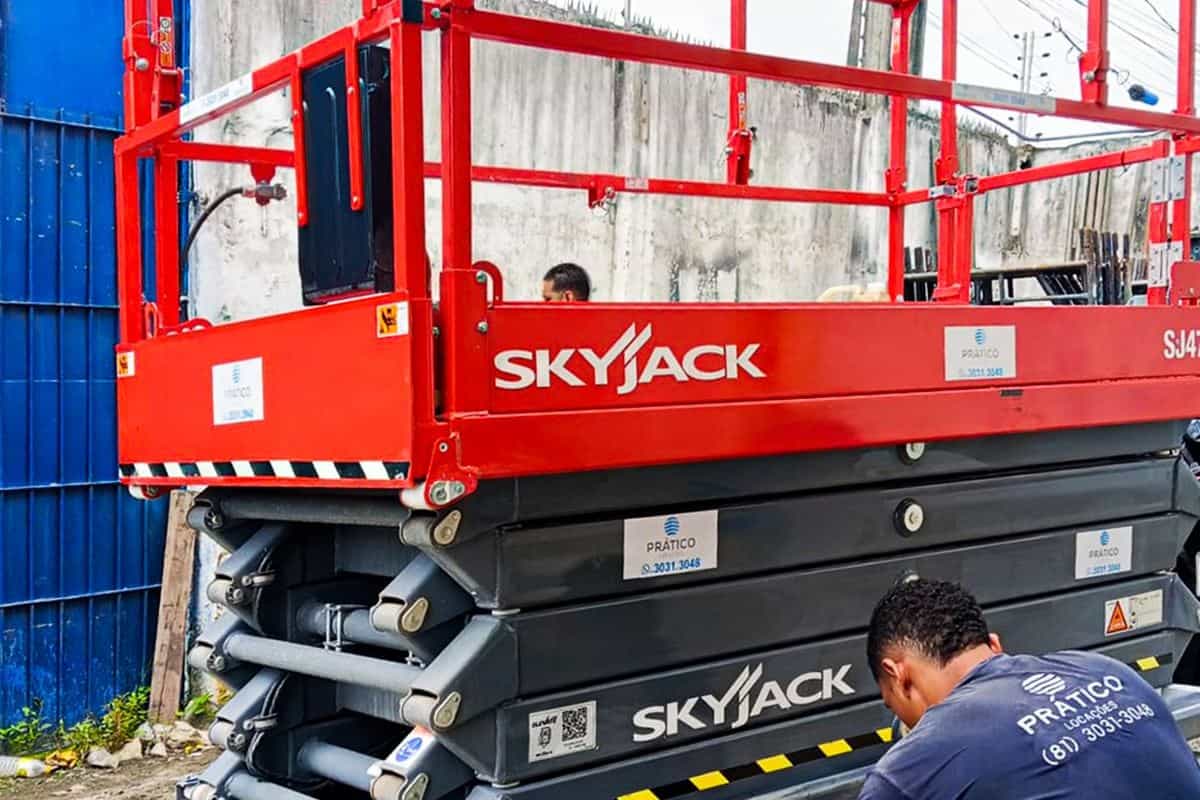 Plataforma elevatória tesoura da Prático Locações em entrega para obra no Recife
