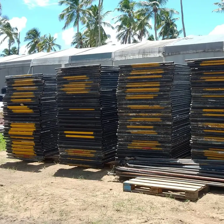 Quadros de andaime tubular da Prático descarregados no canteiro de obra